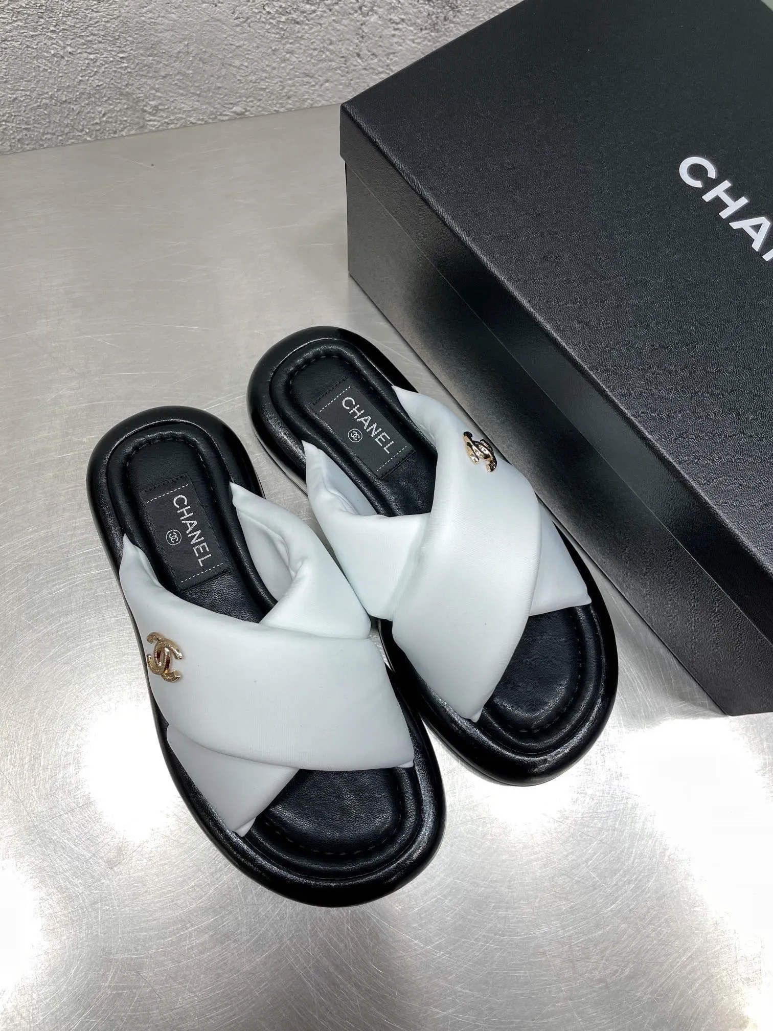 👟👟Ex-factory price 360👟👟 Chanel new summer Mier cross slippers bread sandals beach sandals original purchase and development production Xiaoxiang 2022 new summer slippers Chubby bread flip-flops are very popular this season Thick soles with super thick padding are like stepping on bread or clouds ☁️ Super strong wrapping feeling! Exquisite packaging at the delivery counter 🛍📦 Fabric: Original customized imported Lycra Lining: Original customized soft velvet lining Sole: Exclusive molded ultra-light foam outsole Thickness: 3CM▪️Size: 35-40